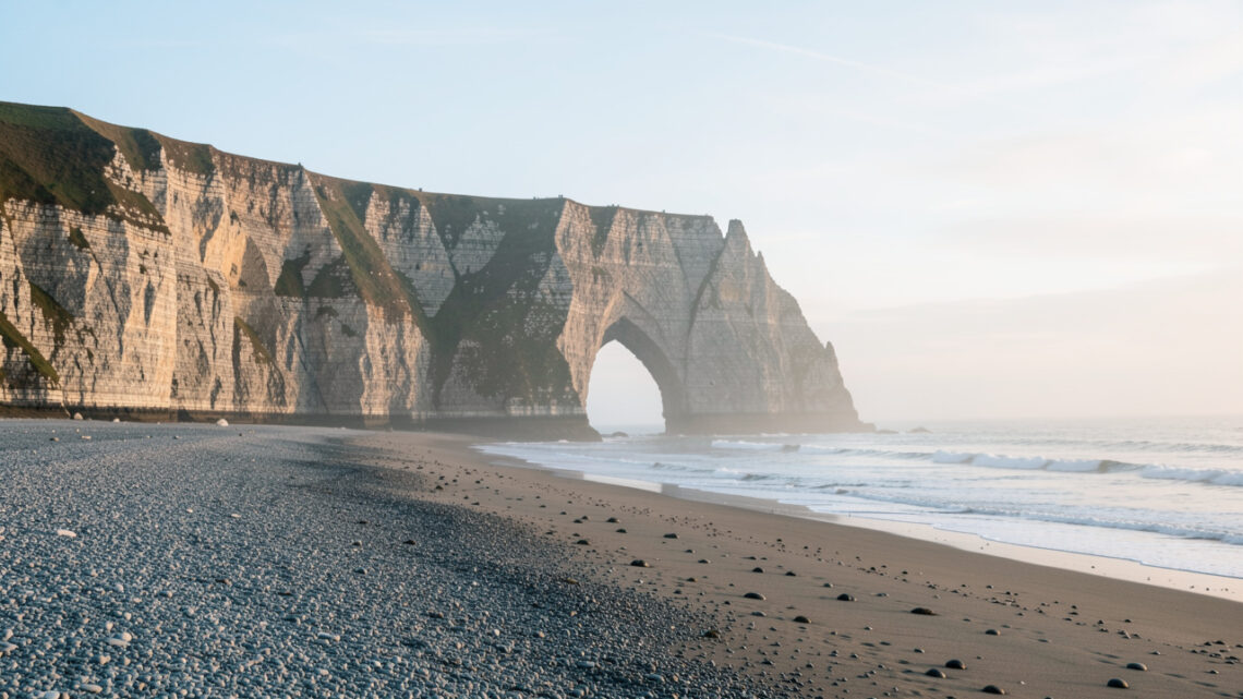 Comment visiter Étretat hors affluence entre falaises, plages et sentiers ?
